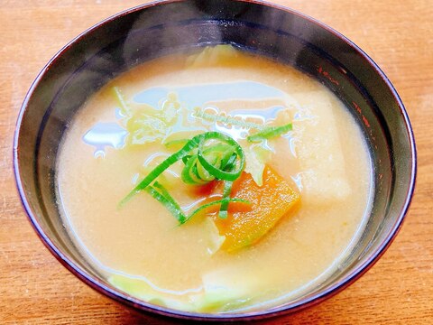 南瓜とキャベツと油揚げの味噌汁